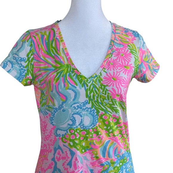 Lilly Pulitzer Michelle V-Neck Lovers Coral Tee Sz S Bold Vibrant Octopus - Picture 2 of 9